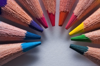 1024px-Macro_of_sharpened_colored_pencils_arranged_in_a_circle.jpg